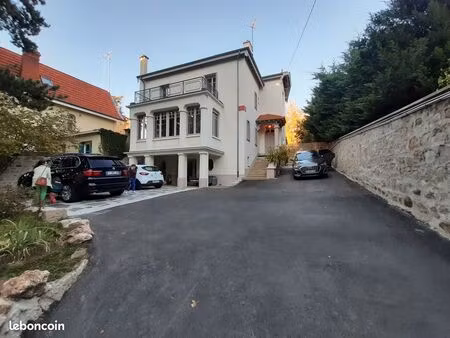 appartement sécurisé avec parking et jardin dans maison individuelle