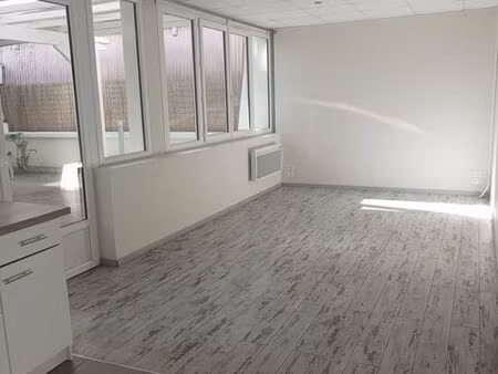 t2 avec patio centre de soumoulou