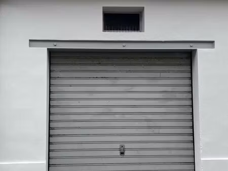 grand garage ( box fermé )