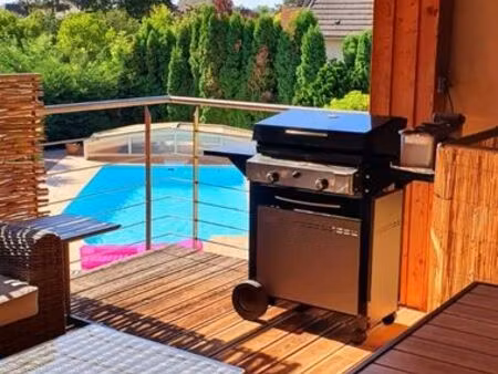 belle propriété 6 pièces située sur un terrain clos et arboré de 10 54 ares avec piscine