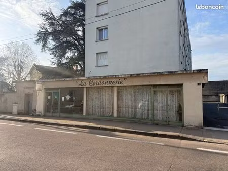 local commercial avec grande vitrine – 56 m² + réserve – roanne