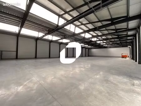 local d'activité 3 076 m²