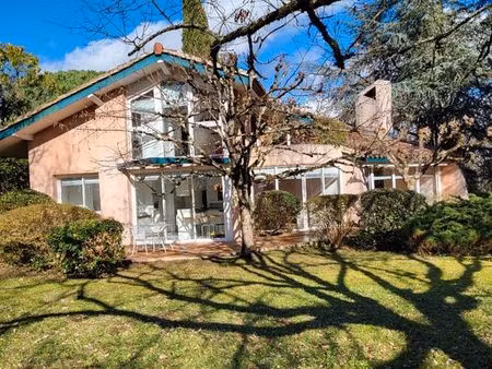 très jolie maison  6 pièces  3 sdb  3 wc  piscine à saint-sauveur 31