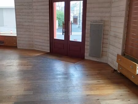 local commercial avec double vitrine – emplacement visible