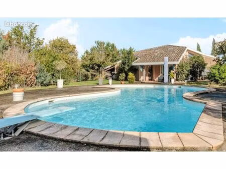 villa t6 de 185 m2 avec piscine sur parcelle de 1600 m2