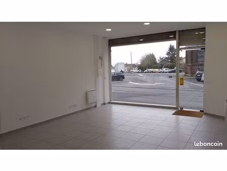 local commercial refait à neuf face à un grand parking gratuit de 150 places