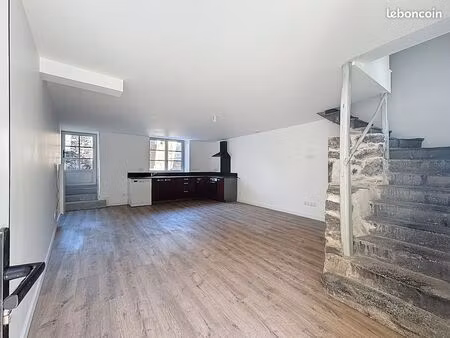 maison de bourg 3 chambres bureau cour intérieur au coeur de mozac