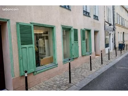 partage de bureaux avec salle d'attente et wc pmr