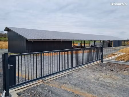 location d'emplacements à l'abri pour véhicules  bateaux