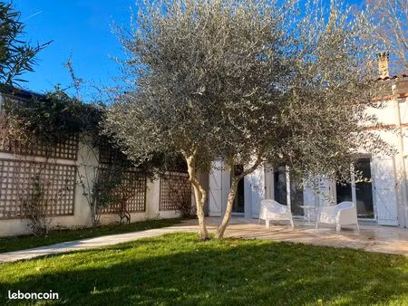 maison toulousaine  mitoyenne et meublée avec jardin dans impasse  centre de village corne