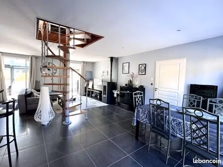 maison avec véranda et toit terrasse