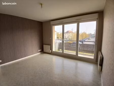 f2 avec balcon et parking