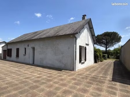 vieillevigne  maison spacieuse avec grand jardin arboré et dépendances  près du bourg