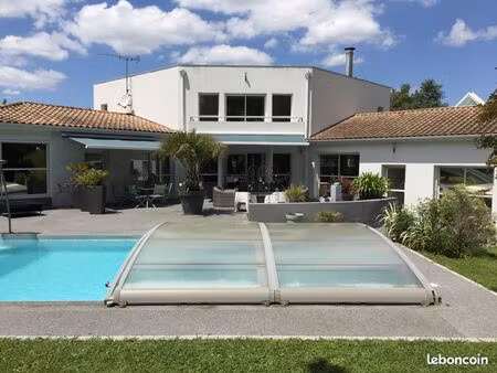 maison d’architecte 275 m² – 6 chambres – piscine – terrain 2 000 m² – sans vis-à-vis