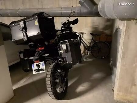 place de parking petite voiture ou 2 motos ou remorque