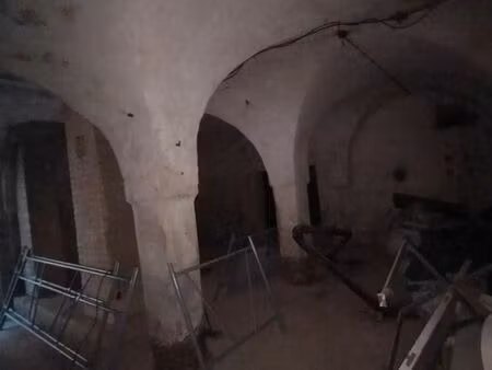 grand lot de caves 400 à 500 m² – fort potentiel stockage / investissement