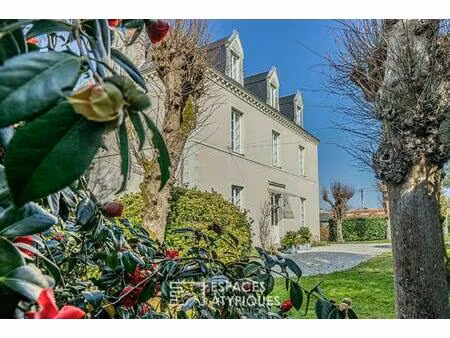 elégante folie nantaise aux portes de nantes avec piscine et dépendances