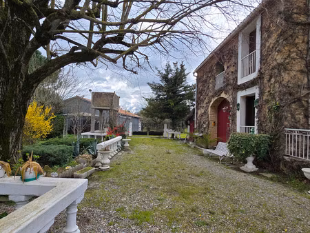 domaine de caractère avec dépendances  hangar et terrain de 6 754 m²