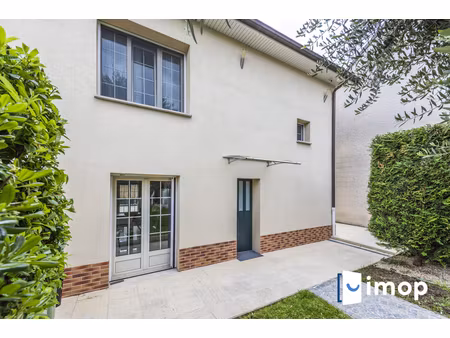 belle maison avec extérieur