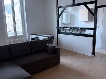 t2 de 42 m2 rénové et meublé 520 cc au centre ville