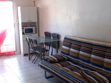 studio climatisé  meublé  et équipé disponible de suite