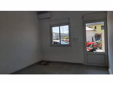 a louer local de 15m2 ste suzanne