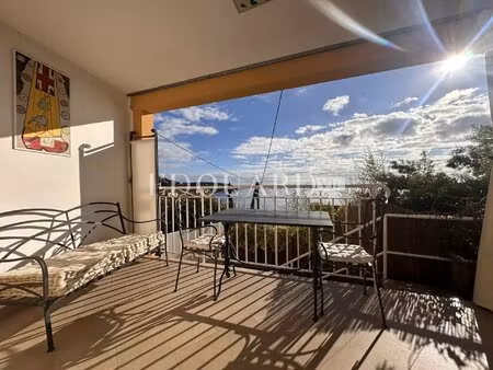 en exclusivité trois pièces avec vaste terrasse  belle vue mer panoramique et parking...