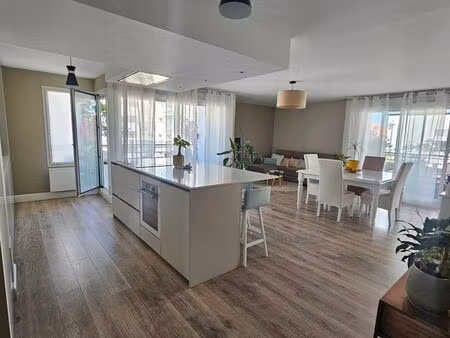 appartement d'environ 100 m² rénové haut de gamme + parking + 2 balcons