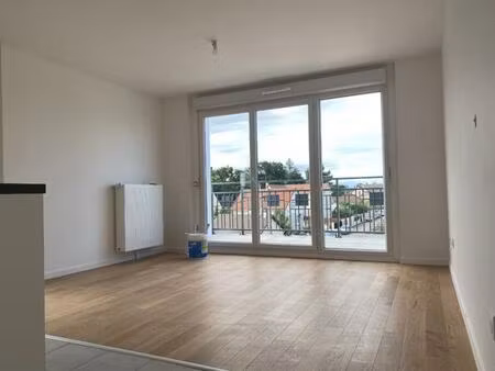 t2 avec balcon et parking à pierrelaye