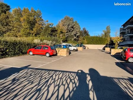 parking extérieur dans résidence sécurisée