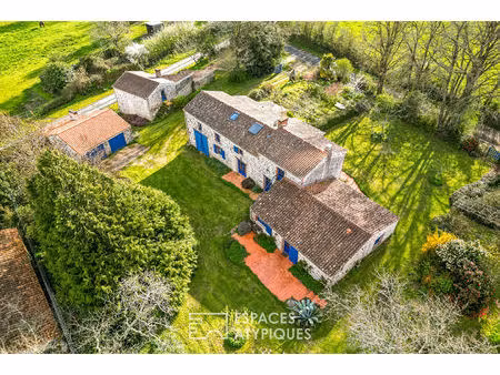 propriété en pierre au milieu des paysages vendéens