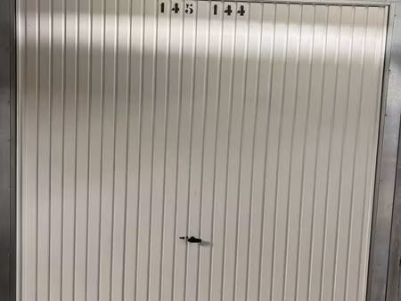 boxe fermee 20 m2 - 252 eur