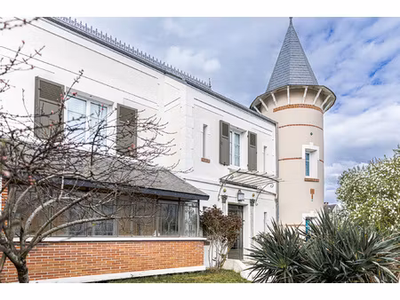 maison familiale avec piscine et jardin arboré de 1257 m2