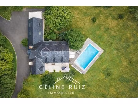 propriété dans un cadre verdoyant