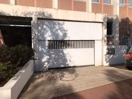 place de parking couverte à vanves proche metro/train