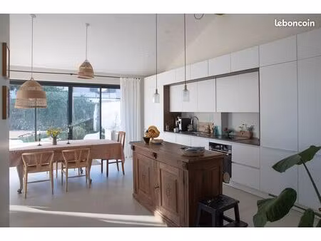 maison meublée de caractère – 156 m² – 4 chambres – jardin 300 m² – piscine – parkings – c