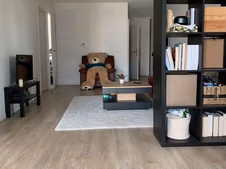 t3 meublé récent - 70 m² + 25 m² d'extérieur - 1 place de parking - 1200 de loyer - pas de