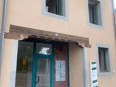 f2 avec cave et parkings près du centre de mozac