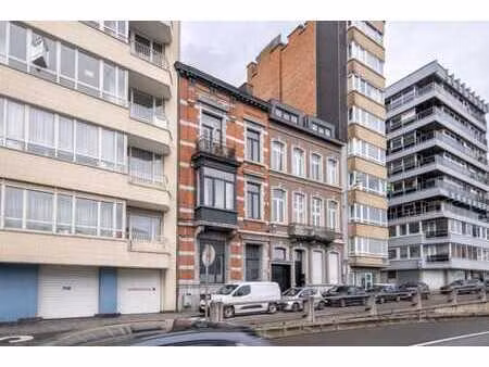 belle maison de maître située le long du quai de la boverie