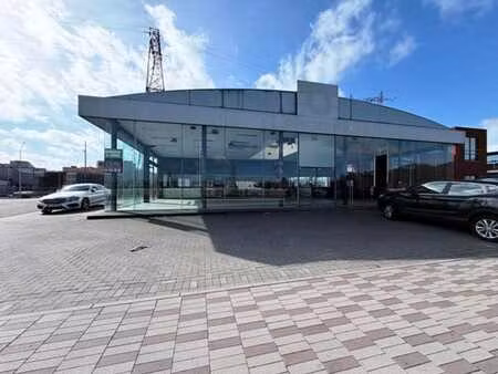 surface commerciale avec showroom et visibilité excellente