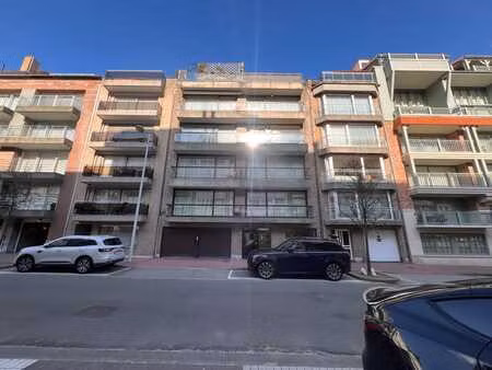 box de garage au rez-de-chaussée d'une résidence située dan