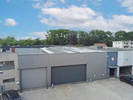 bedrijfsgebouw met magazijn 1.150m² en kantoor 800m² op t...