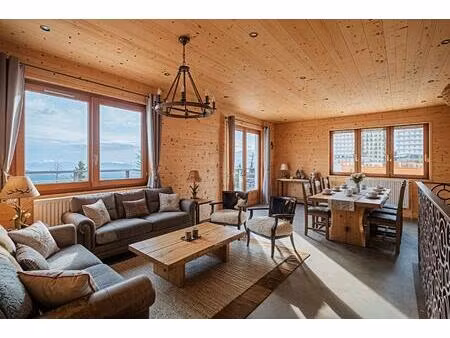 chalet skis aux pieds avec vue sur la croix de chamrousse