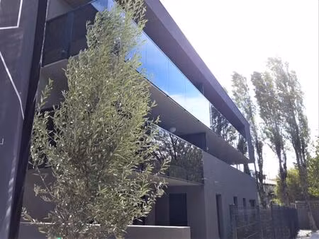 t2 avec terrasse à lattes