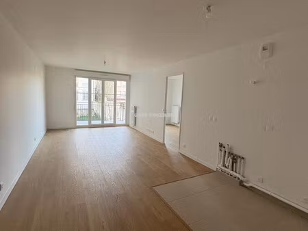 trés beau 4 piece meublé blanc mesnil future ligne 16