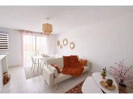 appartement t2 vendu loué dans résidence sécurisée avec parking et balcon -- montbeton