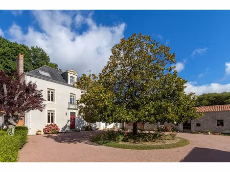 propriété du xvii ème siècle  sur une parcelle d'environ un