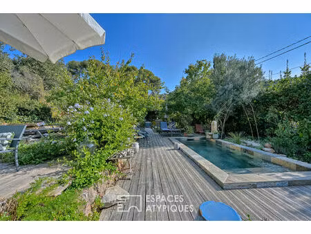 maison singulière au bas du mont saint-clair