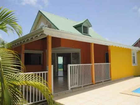 villa f4 avec piscine  située dans résidence privée et sécurisée  à proximité de toutes co