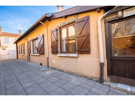 hyper-centre bron : maison à fort potentiel + dépendance